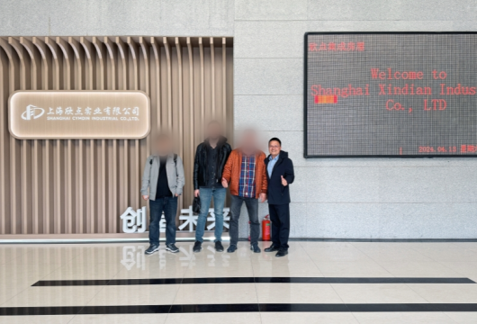 美国客户不远万里到厂参观太空仓