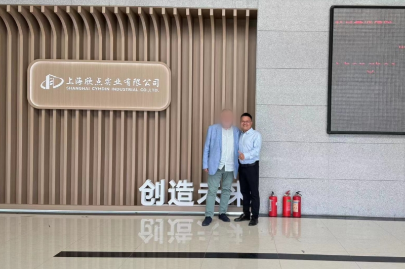 克罗蒂亚国家客户到厂参观双翼折叠房