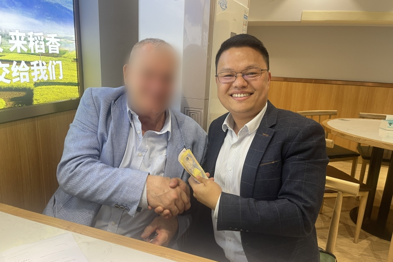 恭喜克罗地亚国家客户现场成交十套双翼折叠房
